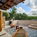 Lujoso Condo En Holistika By Bt Homes